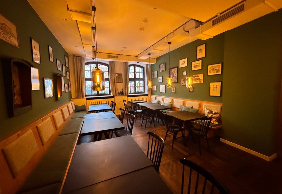 Lange Tafel in der Gaststube