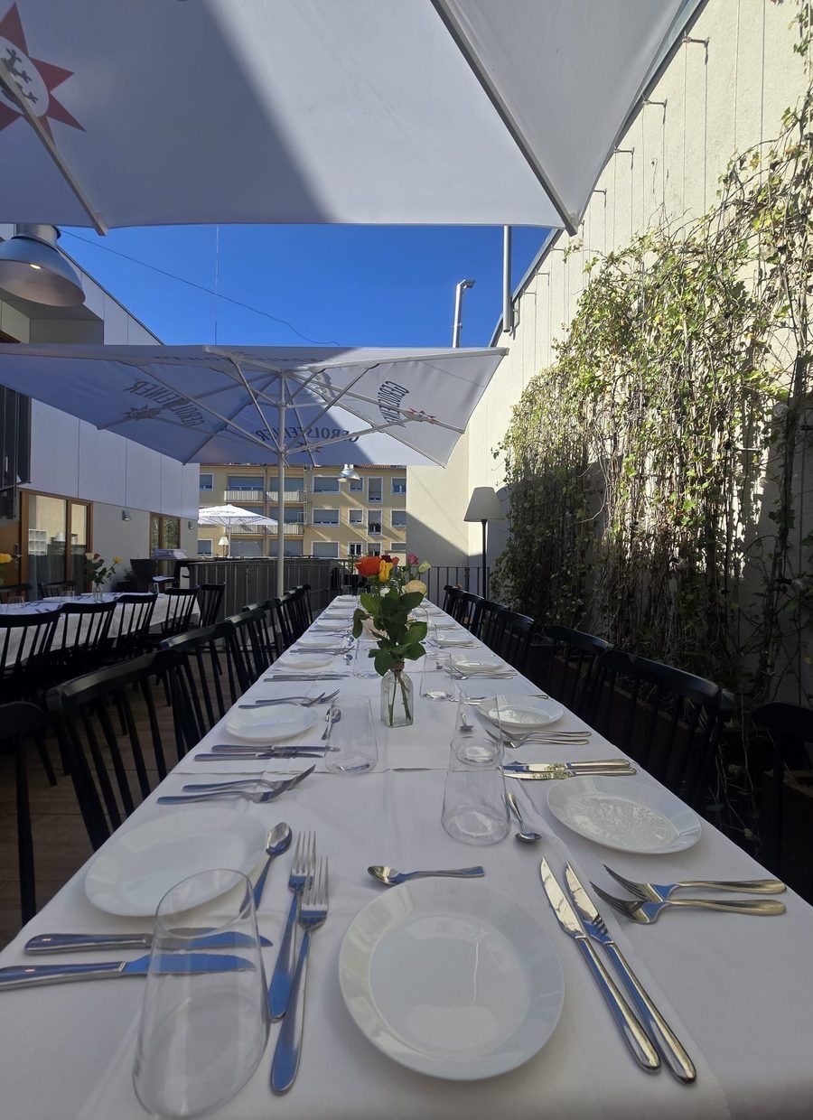 Lange gedeckte Tafel auf der Dachterrasse