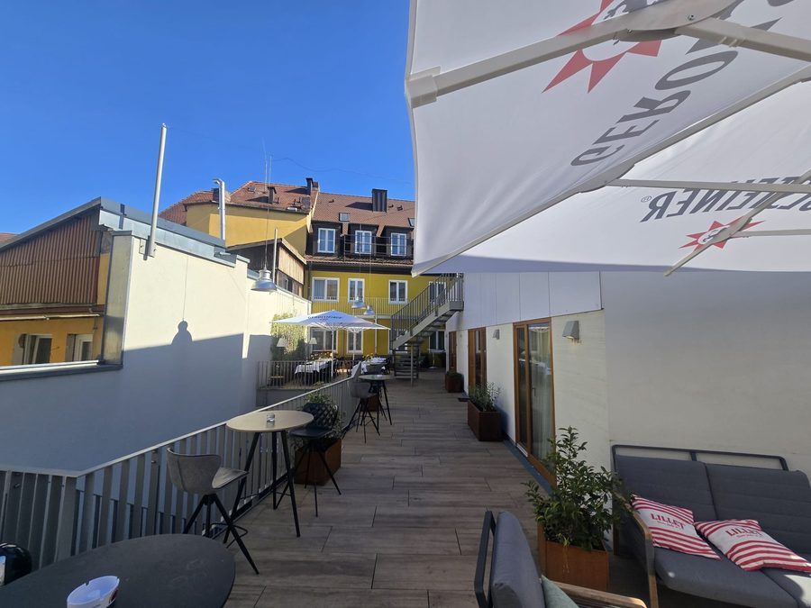 Stehtische auf der Terrasse