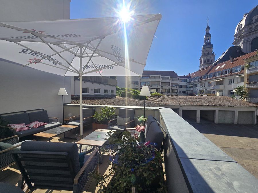 Loungeecke auf der Terrasse in der Nachmittagssonne