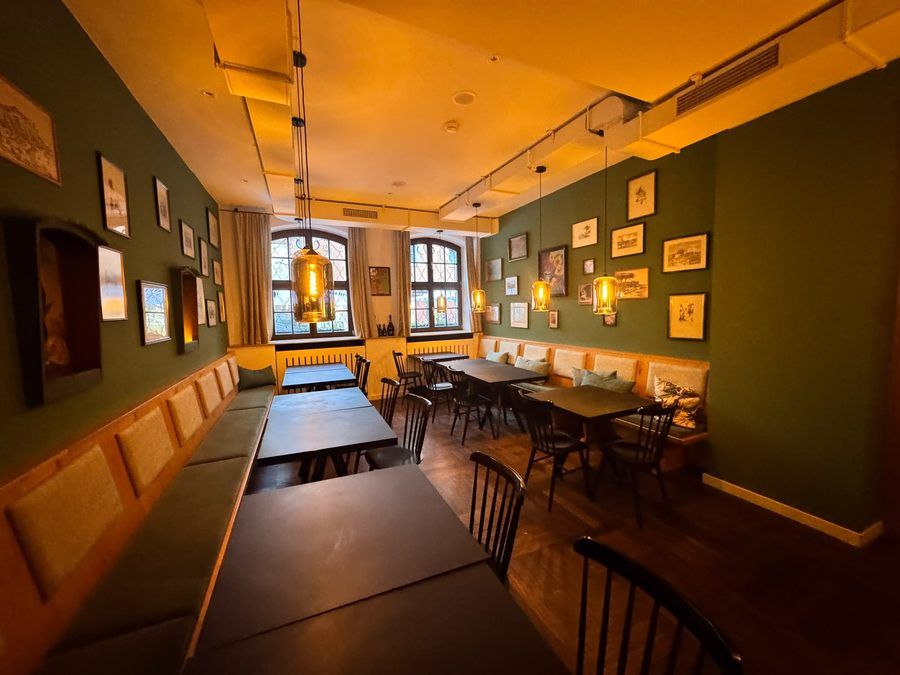 Lange Tafel unter den Lampen der Gaststube
